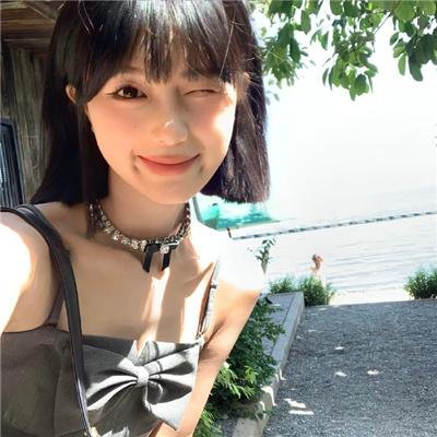 弱比少男闯女校